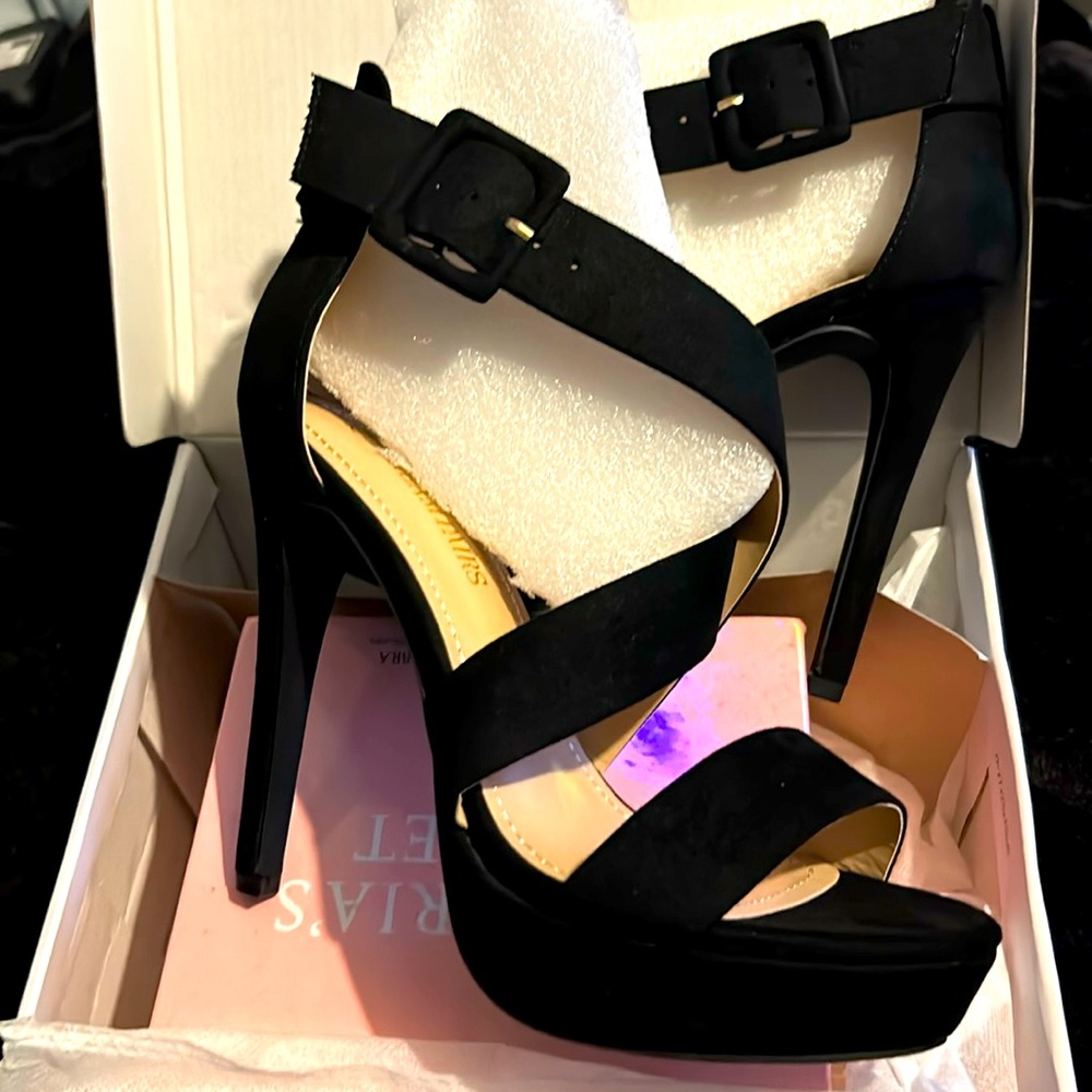 Dream Pairs, 4 inch strappy heals, size 7 1/2 in black , nwt, never worn in box